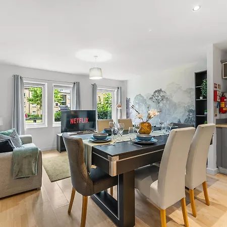 Daire Chic Getaway - Pool Table - Free Street Parking *