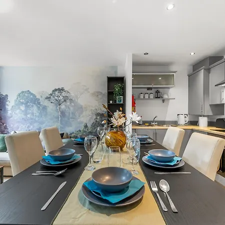 Chic Getaway - Pool Table - Free Street Parking *