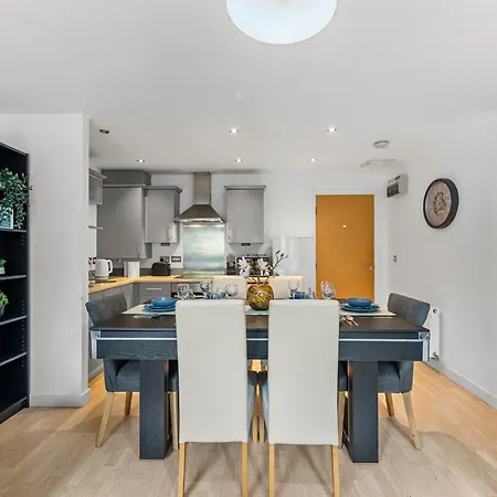 Chic Getaway - Pool Table - Free Street Parking Daire