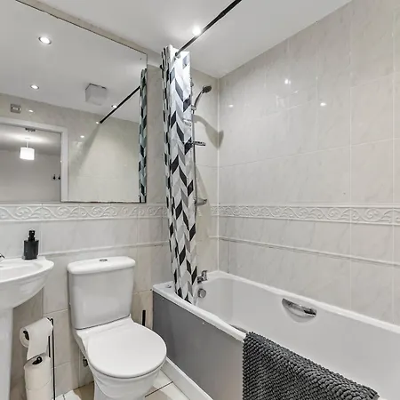 Daire Chic Getaway - Pool Table - Free Street Parking *