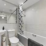 Apartment Escape - Pool Table - Free Parking *